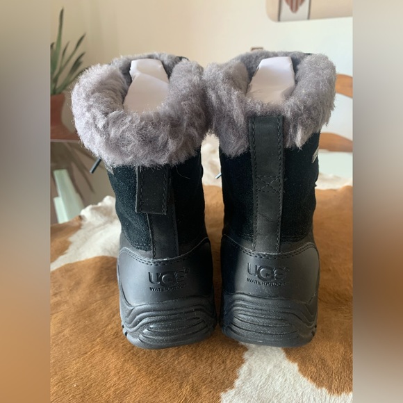 UGG BOOTS WOMENS SIZE 7 (BLACK) FAUX FUR / LACE UP / WORN ONCE - Picture 5 of 15